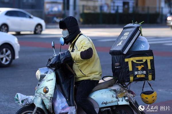 2月17日，一名外卖员正在送餐路上。（人民网记者 翁奇羽 摄）